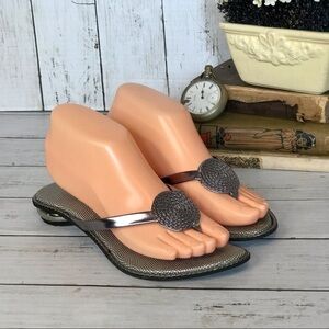 Silver Thong Sandal w/Metallic Round Heel